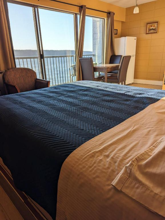 Oceanfront Full Kitchen Suite with Private Balcony 2 Queen - Photo 26